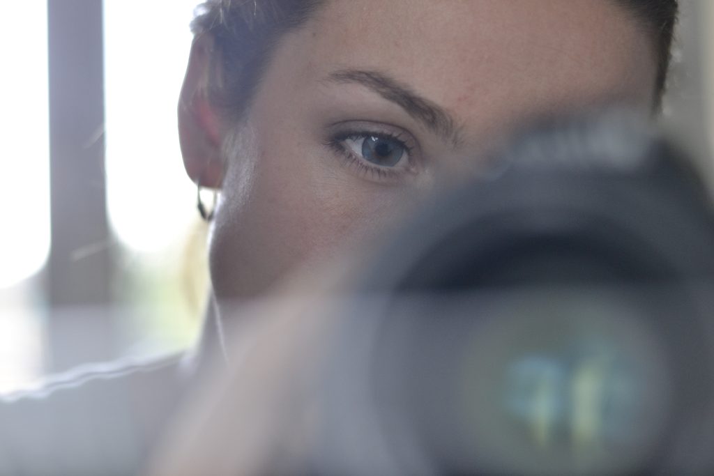 Fotografin Bonn mit Kamera im Einsatz – Close-up zeigt Fokus und professionelle Arbeit