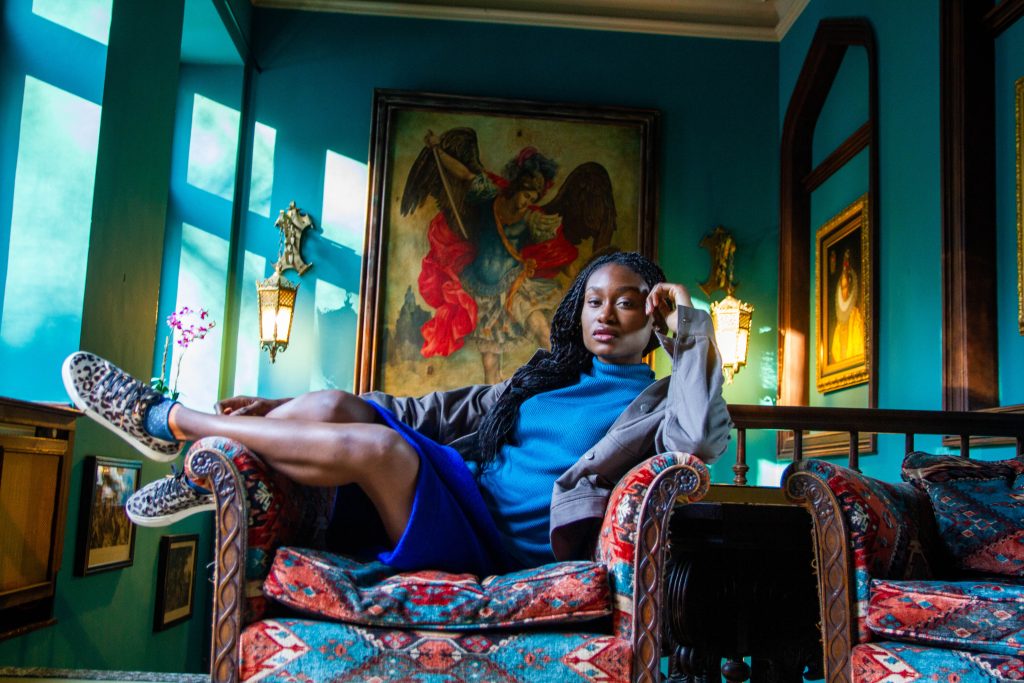 Starkes Porträt eines Models in blauer Kleidung, professionell aufgenommen von der Bonner Fashion-Fotografin Malin Kalwa