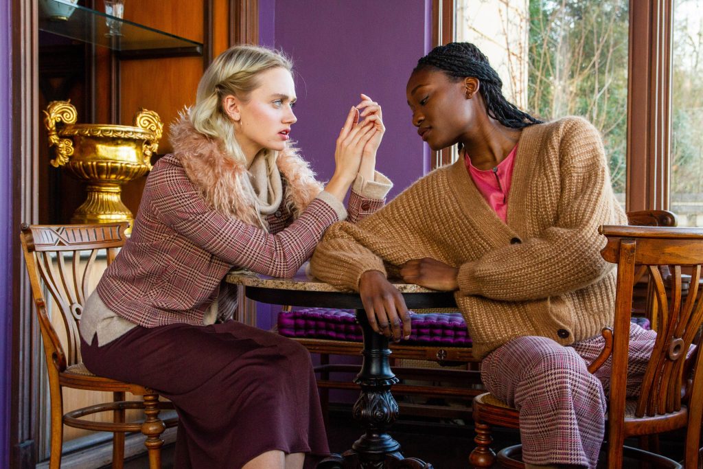 Konzeptionelle Fashion-Fotografie mit Models am Tisch – Brand-Shooting kamaka Bonn