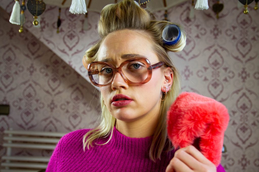 Konzeptfotografin Bonn: Studio Porträt für E-Commerce Fashion Visuals.