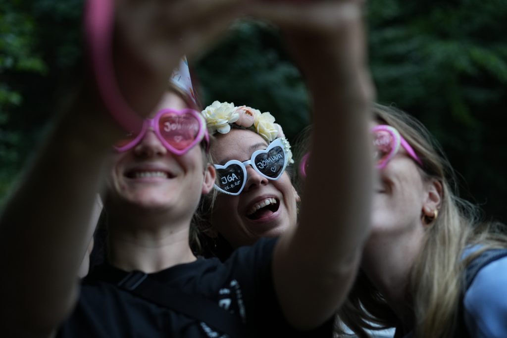 Corporate Storytelling Event Fotografie Bonn – Freunde bei privatem Event