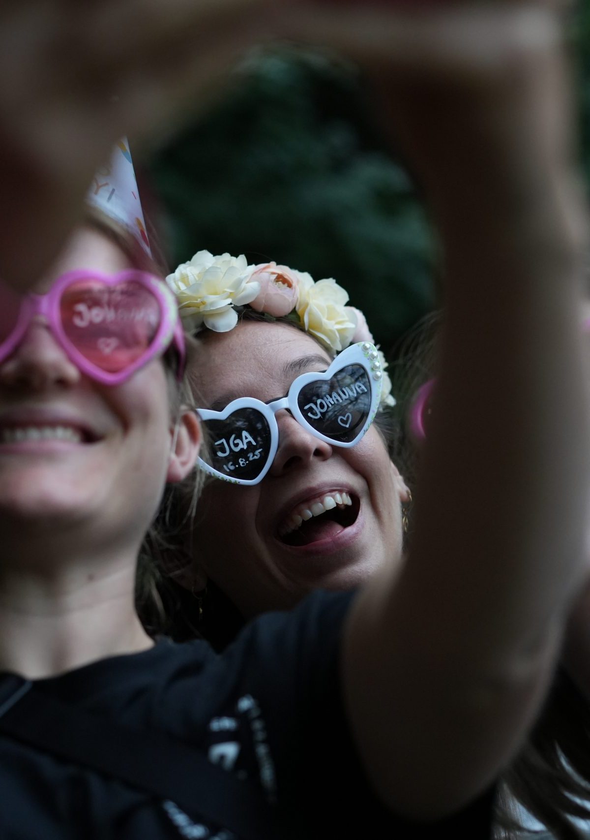 Detailfotografie Produktshooting Bonn – Hände greifen nach Objekt