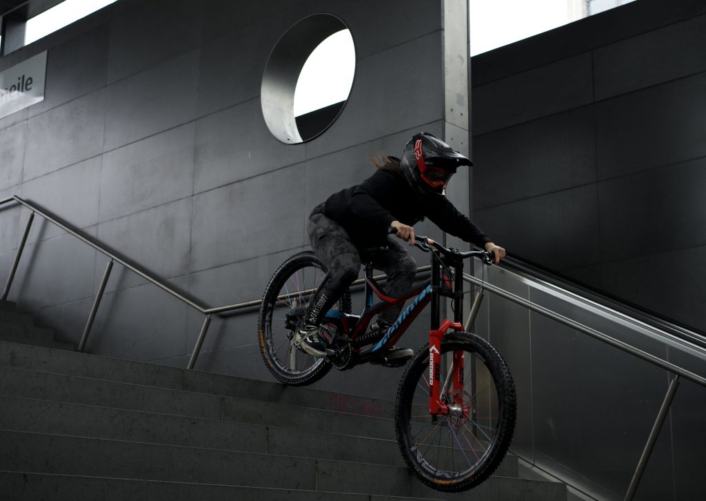 Fotografin Bonn: Dynamische Action-Sport-Fotografie mit Mountainbike in urbaner Umgebung.