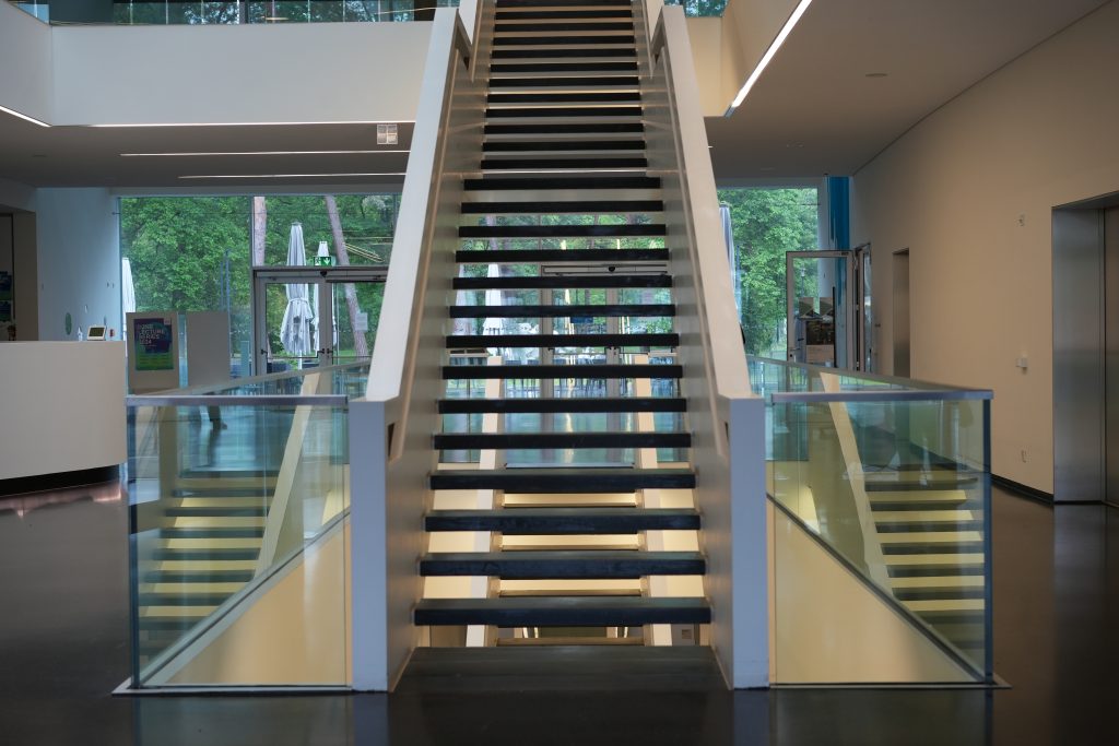 Moderne Glastreppe in Konferenz-Location Bonn Business Event Fotografie Kamaka.info