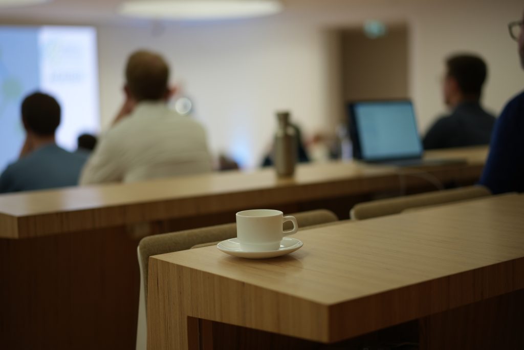 Kaffeetasse auf Holztisch bei Business Konferenz Reportagefotografie Malin Kalwa Bonn