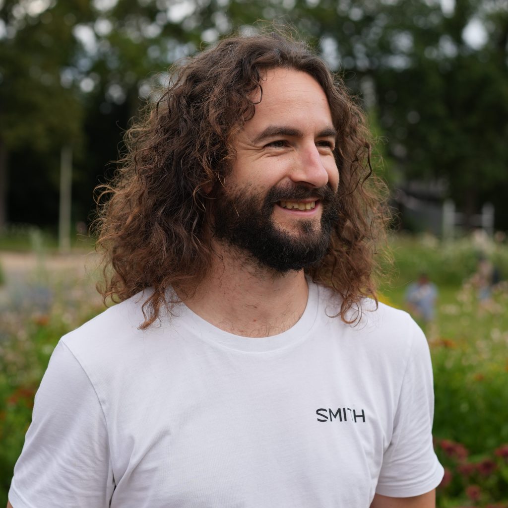 Business-Porträt Outdoor mit Lächeln – Konzeptionelle Fotos für Mitarbeiter