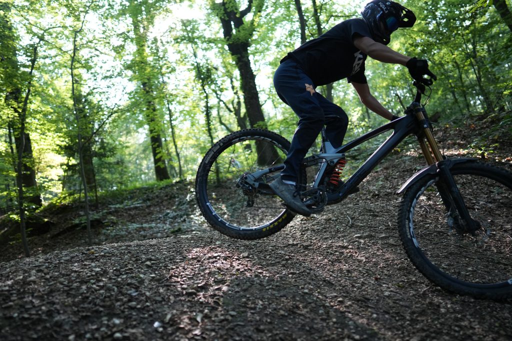 Action-Sport-Fotografin Bonn: Mountainbiker beim Downhill-Fahren im Wald | Dokumentation von Sportevents