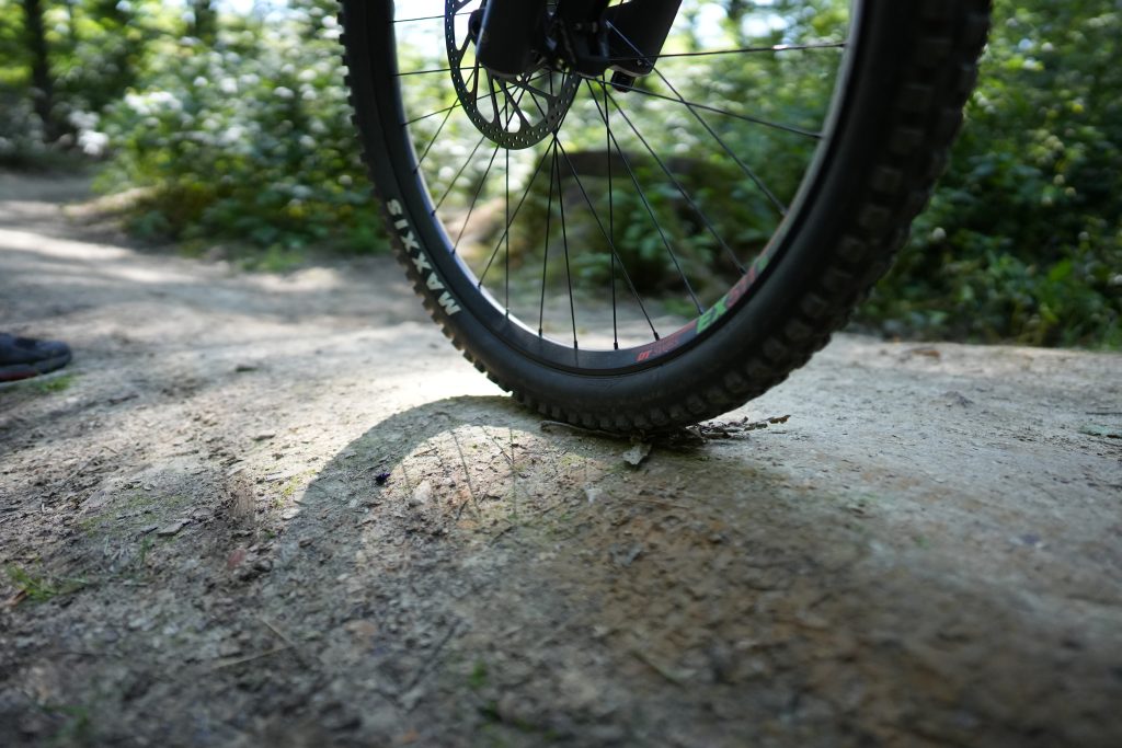 Detailaufnahme des Mountainbike-Reifens auf Waldboden | Produkt- und E-Commerce-Fotografin Bonn