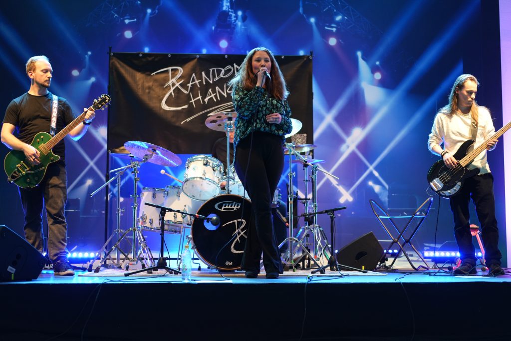 Eventfotografie in Bonn: Nahaufnahme einer Sängerin auf der Bühne beim Live-Konzert