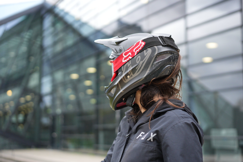 Detailaufnahme des Fox-Helms und der Jacke, MTB-Fashion Porträt von Köln-Bonner Fotografin Malin Kalwa