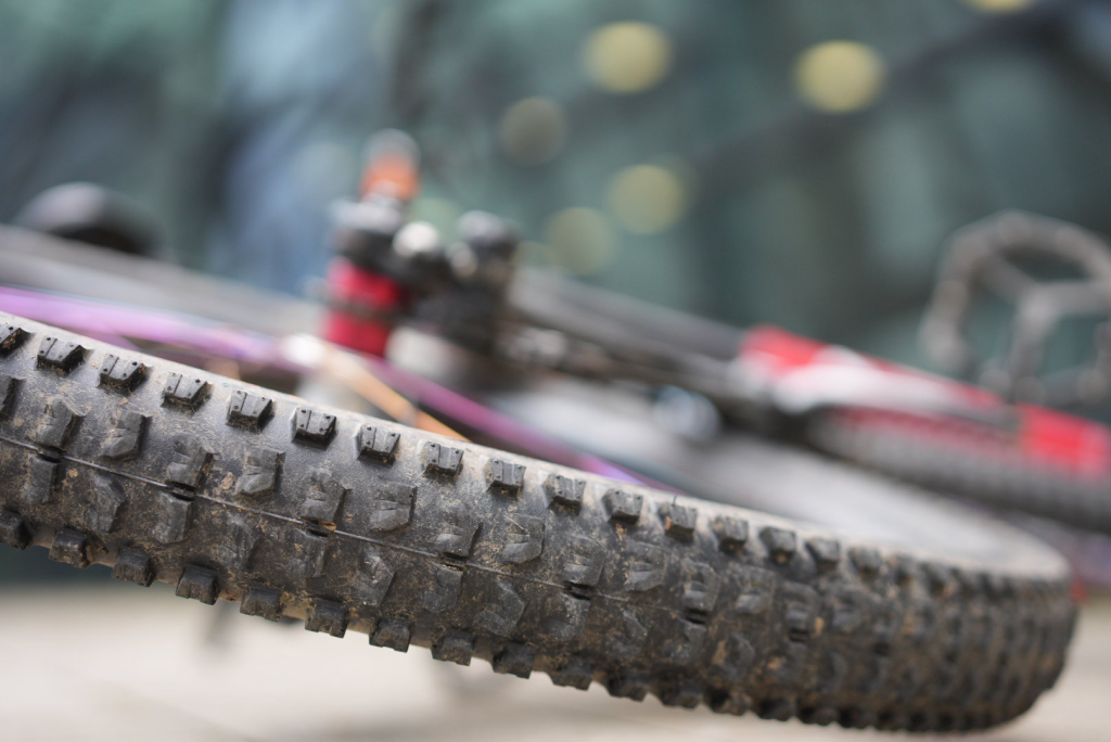 Nahaufnahme des Stollenreifens eines Downhill Mountainbikes, Detailaufnahme für MTB-Fashion Content von Fotografin Malin Kalwa