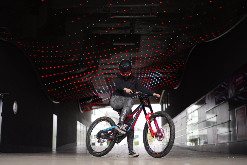 Konzeptfotografin Bonn: Inszenierte Action-Sport-Fotografie mit Downhill MTB und Fahrer/in.