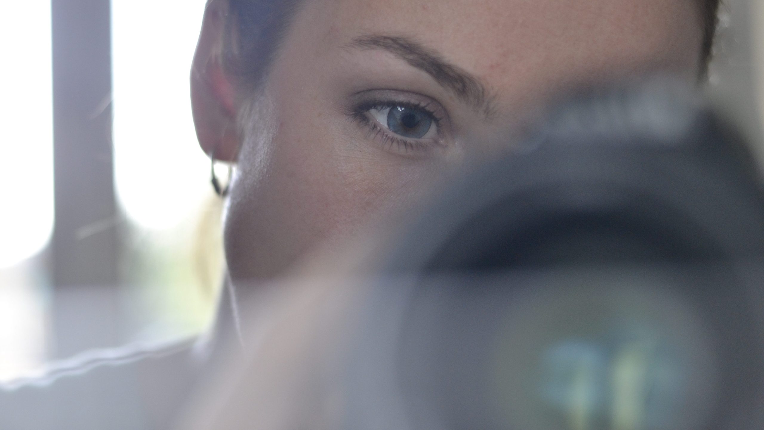 Konzeptfotografie Bonn – Kreatives Fashion Portrait Shooting mit natürlichem Licht