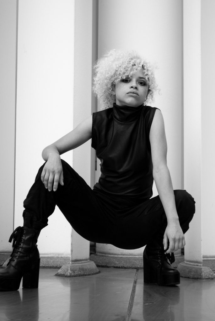Schwarz-Weiß-Porträt für Fashion-Brand-Kampagne von Fotografin kamaka Bonn