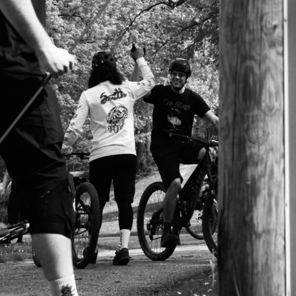 Konzeptionelle Brand-Fotografie Mountainbike High Five – kamaka Fotografin Bonn