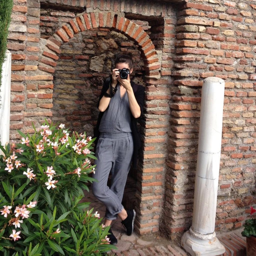 Ihre Konzeptfotografin aus Bonn – Persönliches Foto mit Kamera im historischen, internationalen Setting