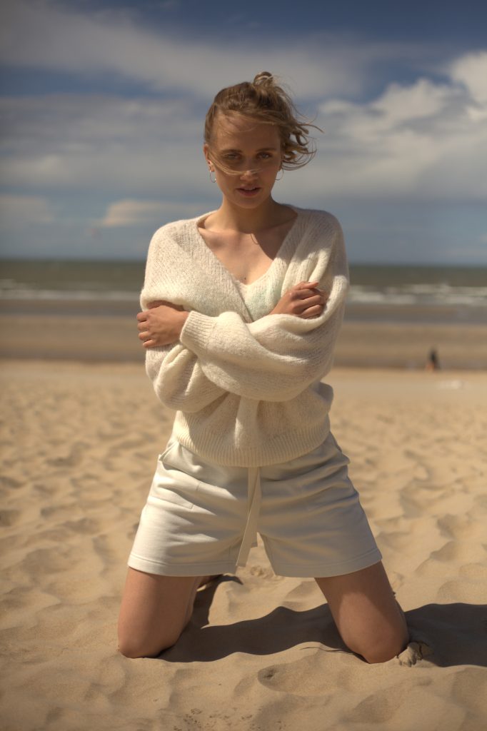 Mode Fotografin Bonn: Authentisches Fashion Shooting am Strand für nachhaltige Modemarken.