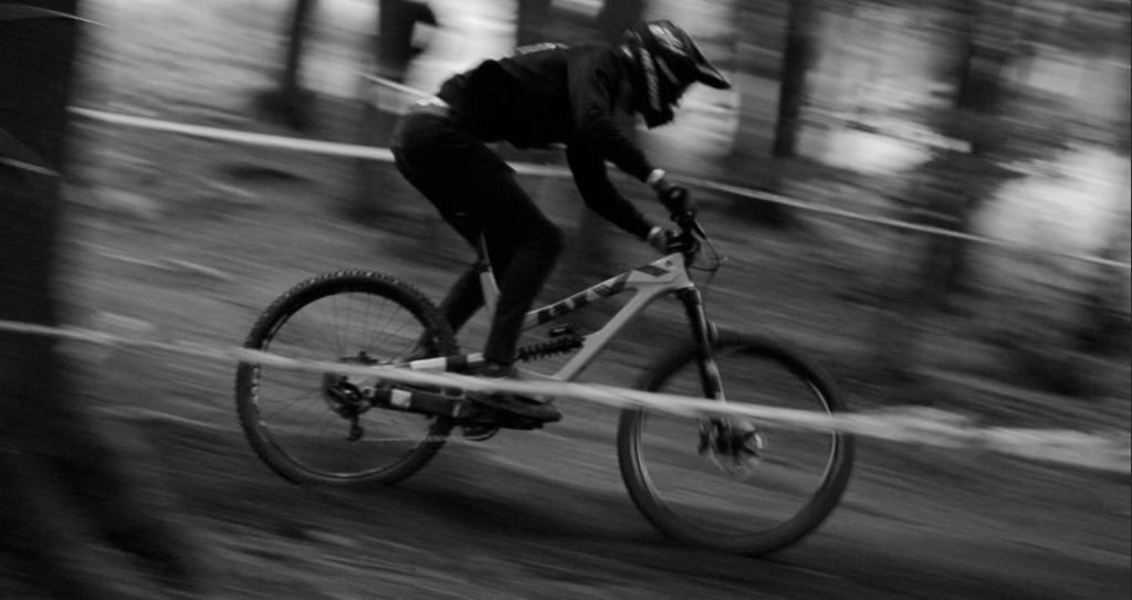 ISX Dirtmasters Eventreportage: Mountainbiker in schneller Abfahrt mit Panning-Effekt | Fotografin Bonn für Sportevents