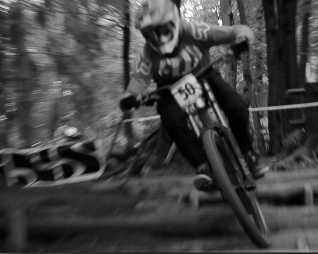 Eventreportage Dirtmasters: Schwarz-Weiß-Foto eines Mountainbike-Rennfahrers | Fotografin Bonn