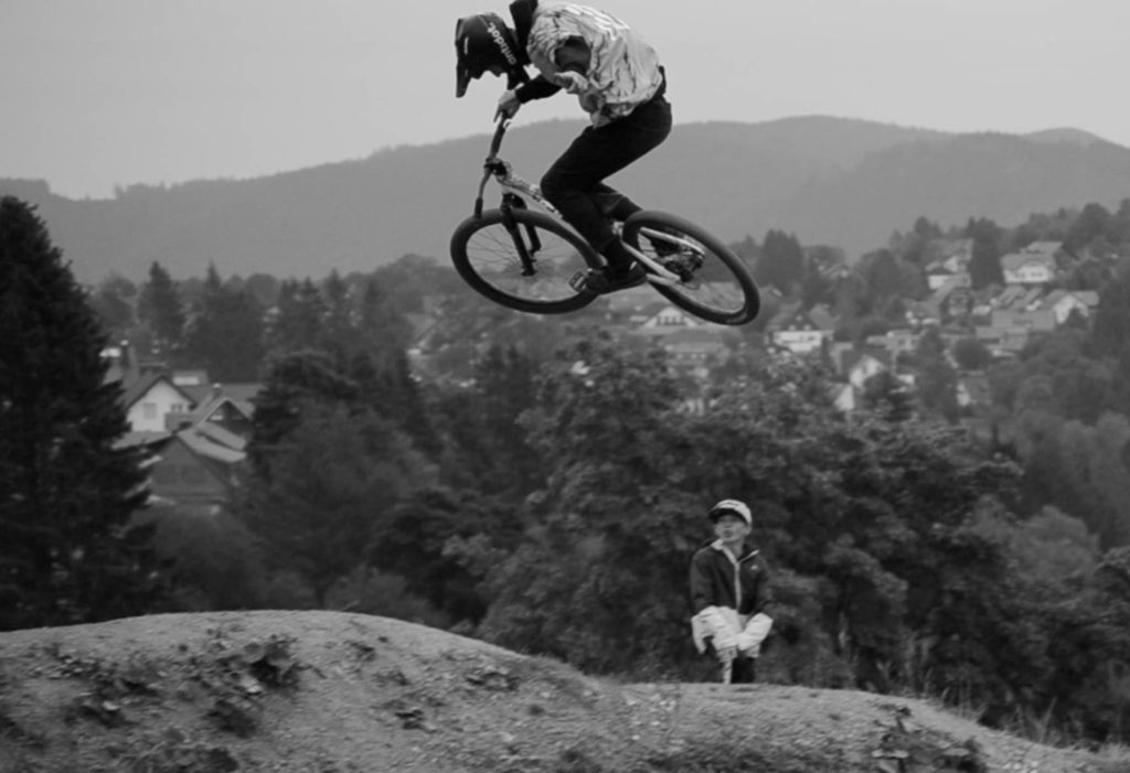 Eventfotografie Hochsauerlandkreis: Mountainbiker beim Dirt Jump über der Stadt | Fotografin Bonn