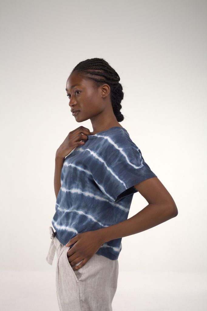 Konzeptfotografin Bonn: Studio Porträt für E-Commerce Fashion Visuals.