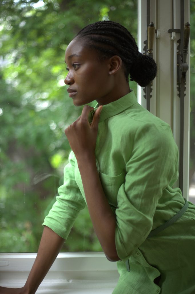 Fotografin Bonn/Köln: Elegantes Fashion Porträt für nachhaltige Mode mit natürlichem Licht.