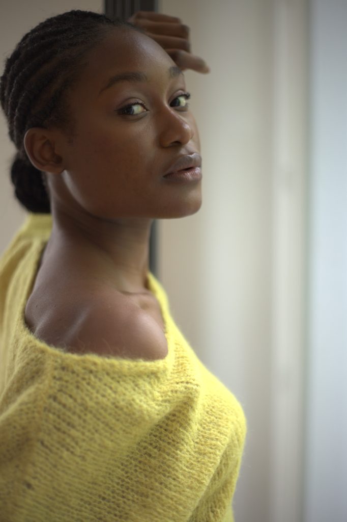 Fotografin Bonn Köln: Detail-Porträt für Fashion Editorial mit Fokus auf Eleganz und Natürlichkeit.