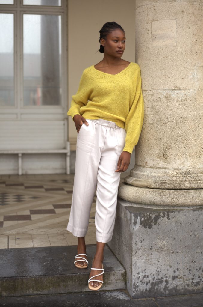 Fotografin Bonn/Köln: Fashion Editorial Porträt an Säulen-Architektur für elegante Modestrecken.