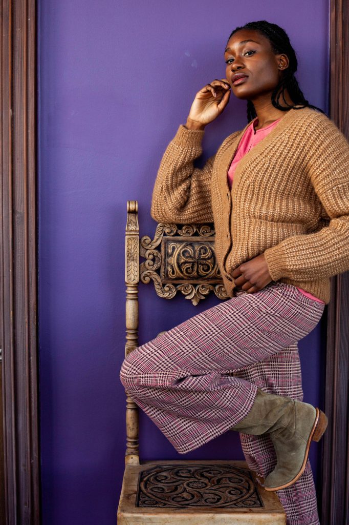 Konzeptfotografin Bonn: Gestyltes Fashion Porträt im Interieur Location Shooting.