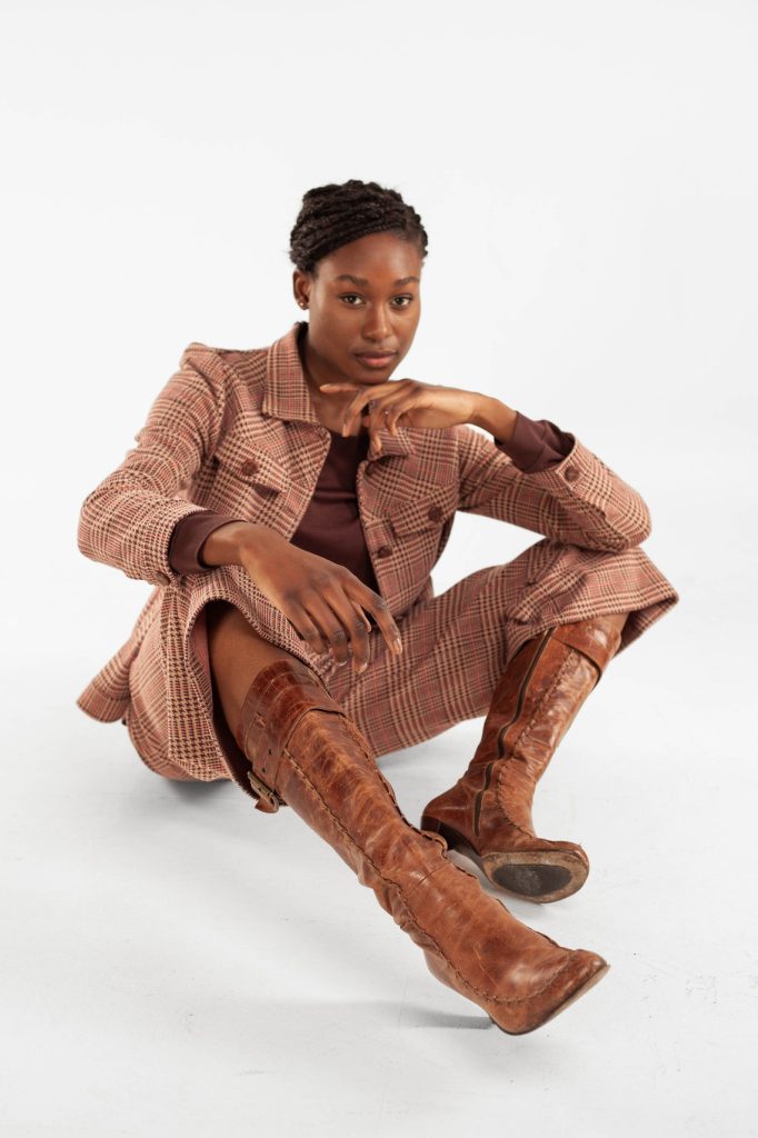 Konzeptionelle Fashion-Fotografie Anzug und Stiefel – Brand-Shooting von Malin Kalwa Bonn