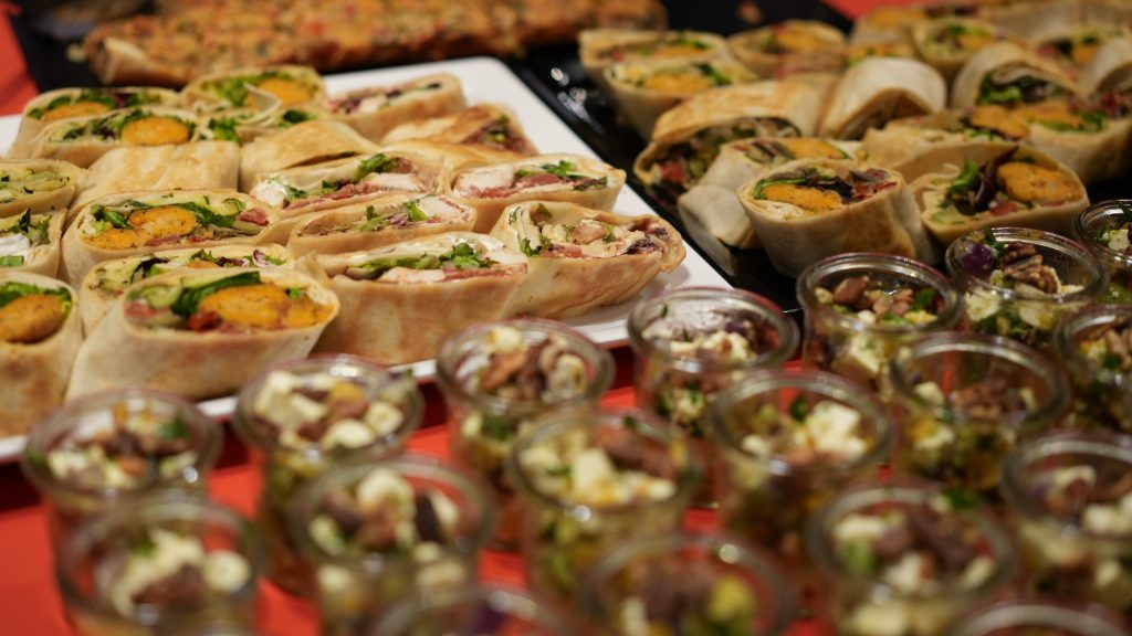 Catering Buffet mit gefüllten Wraps und Salaten im Glas Business Event Reportage Malin Kalwa Bonn Kamaka.info