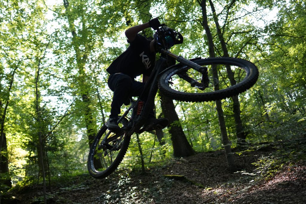 MTB-Fahrer macht einen Whip im Wald, actionreiches Downhill-Foto aus Bad Neuenahr von Fotografin Malin Kalwa