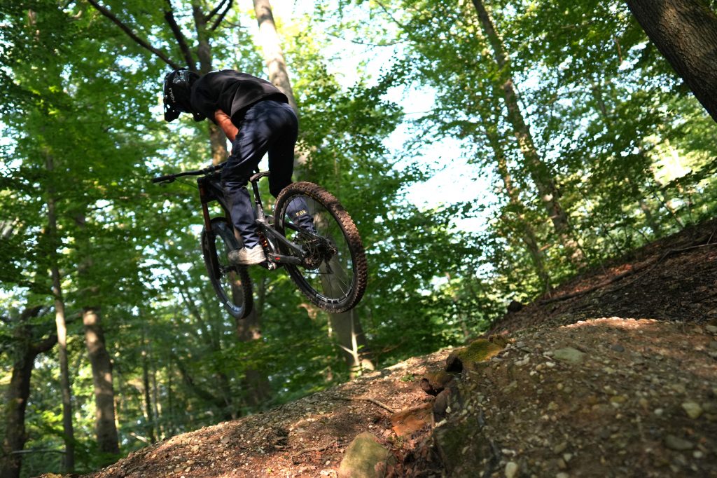 Fotografin Bonn: Action-Aufnahme eines Mountainbikers beim Sprung | Hochwertige Bilder für den Webshop kamaka.info