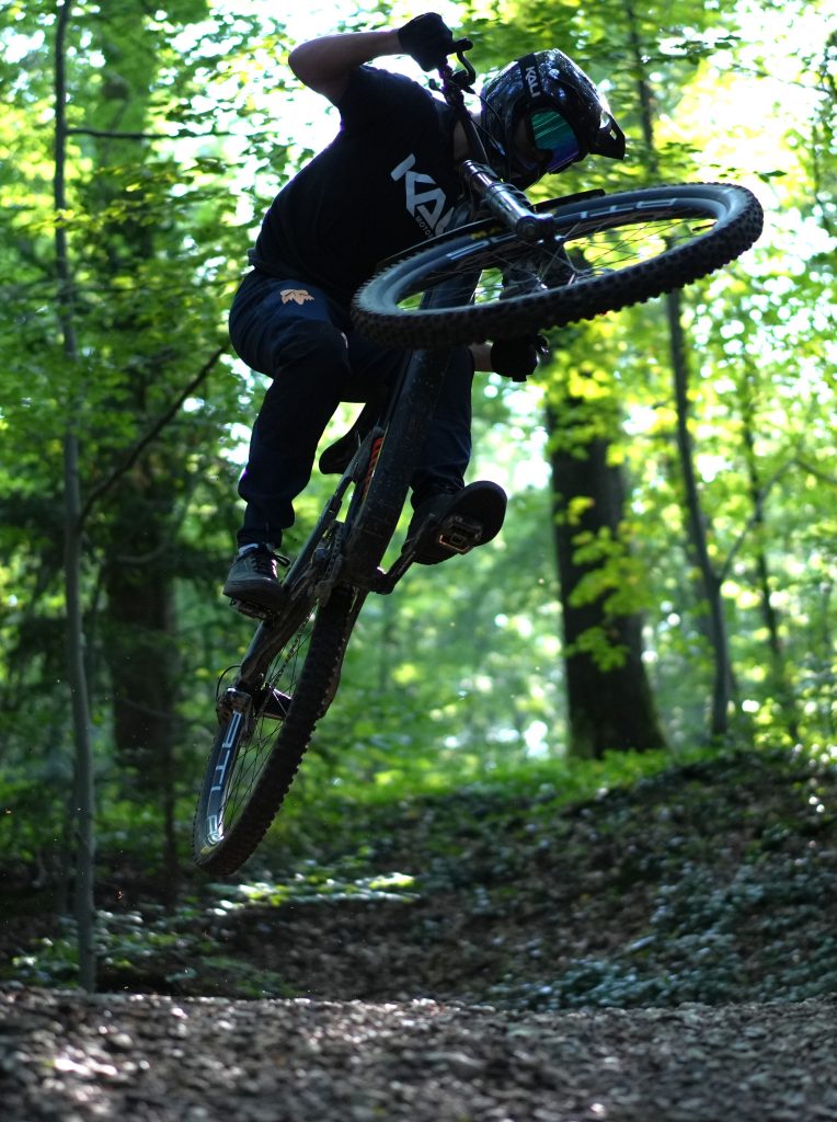 Business Brand Fotografie Bonn: Mountainbiker beim Sprung in der Natur | Actionbilder für Sport- und Outdoormarken