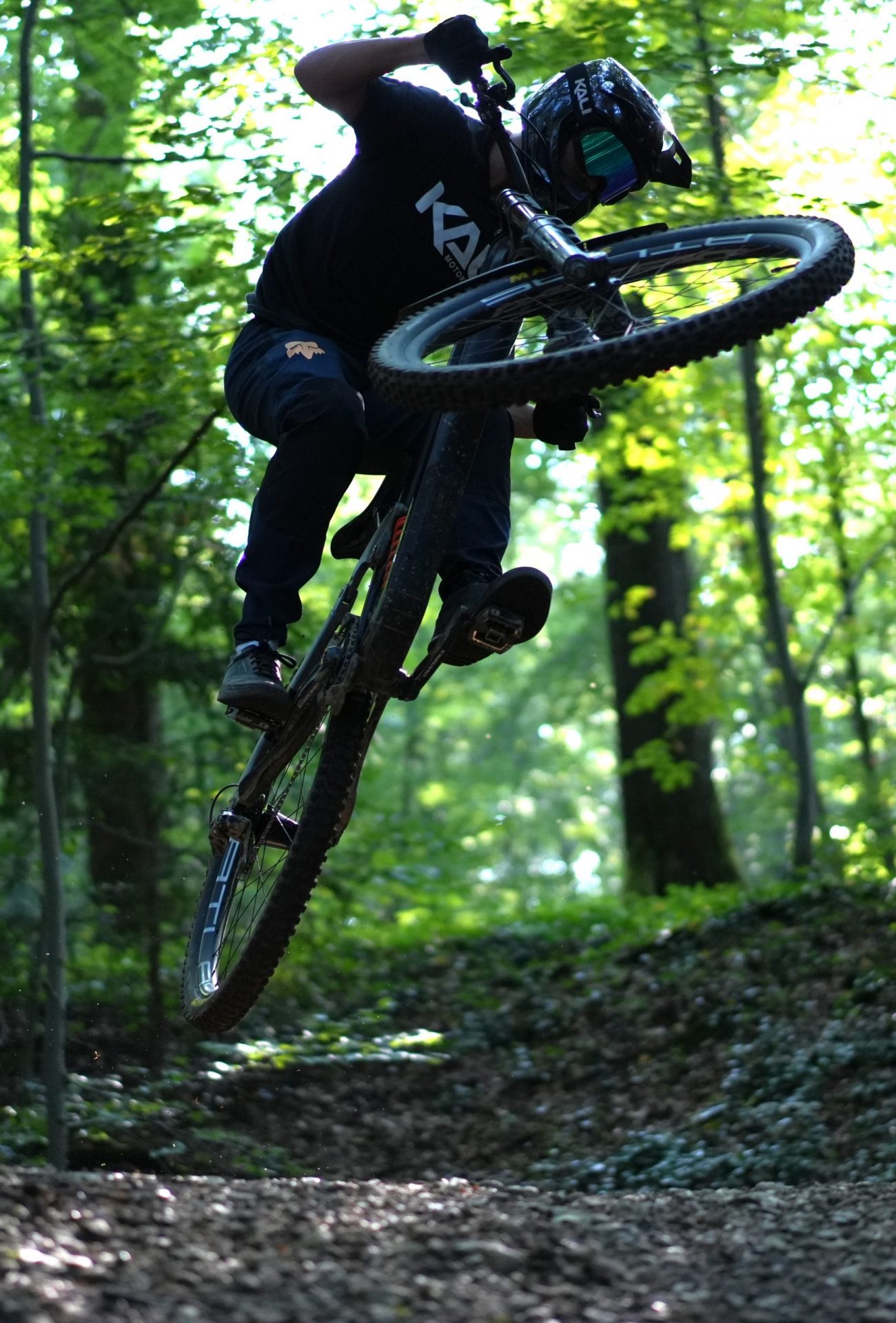 Mountainbike Actionfoto Sprung im Wald – Outdoorsport Brand-Shooting kamaka Bonn