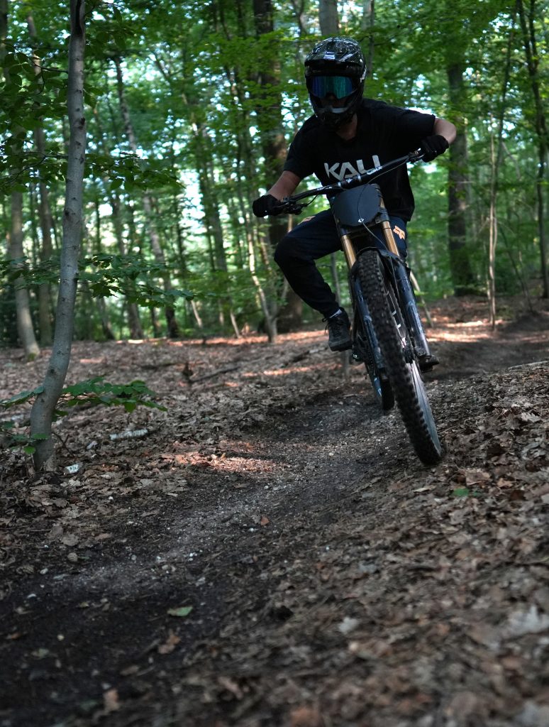 Mountainbike Fashion Foto von Malin Kalwa (kamaka.info) für Kali Protectives: Downhill-Fahrer im Wald