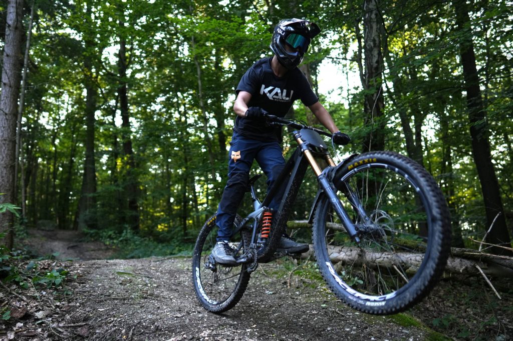 Fashion Fotografie Bonn: Mountainbiker im Wald mit Kali Protectives Shirt und Fox Racing Hose, aufgenommen von Malin Kalwa kamaka