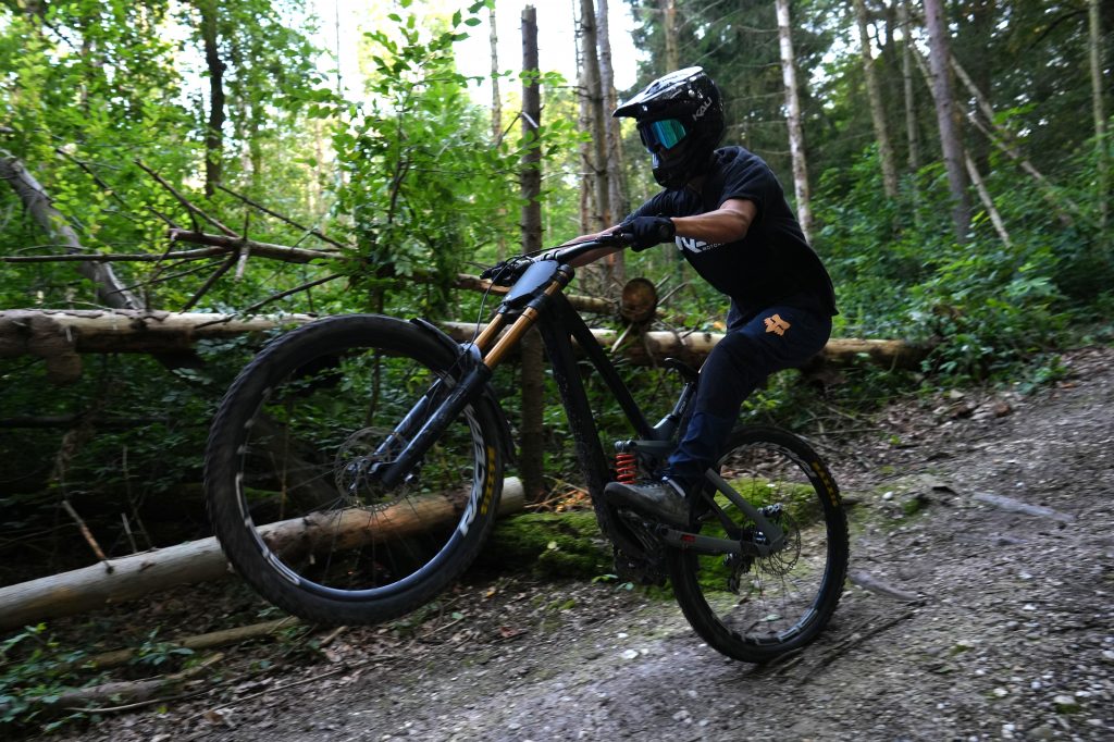 Dynamische Mountainbike-Fotografie in Aktion, ideal für Sport- und Werbeaufnahmen der Fotografin aus Bonn.