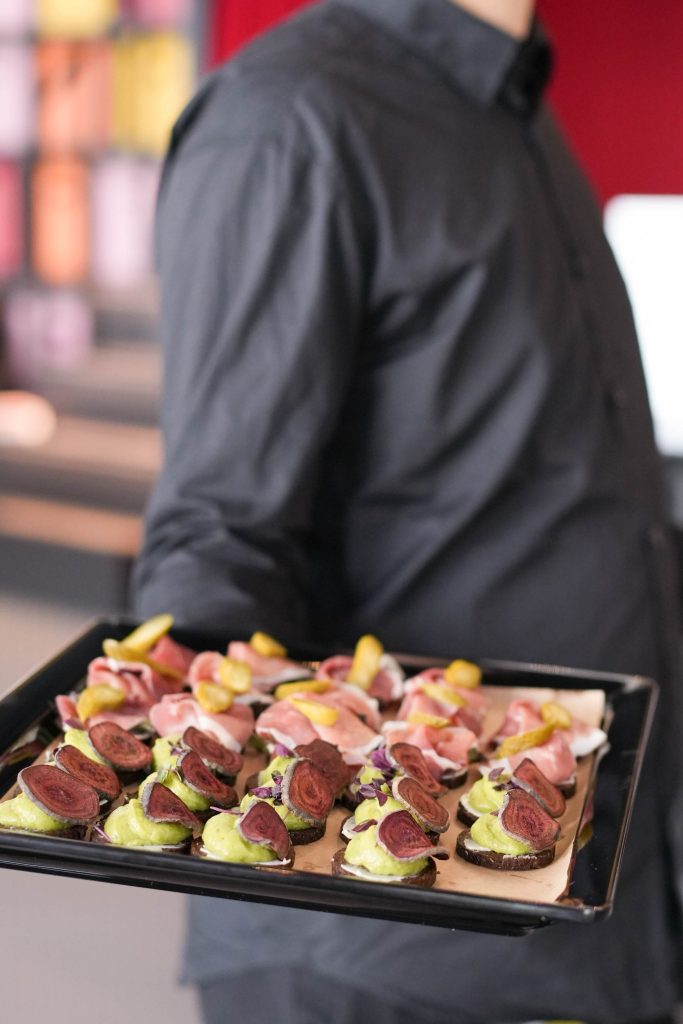 Kellner serviert Catering mit Fingerfood Canapés Business Event Reportage Kamaka.info