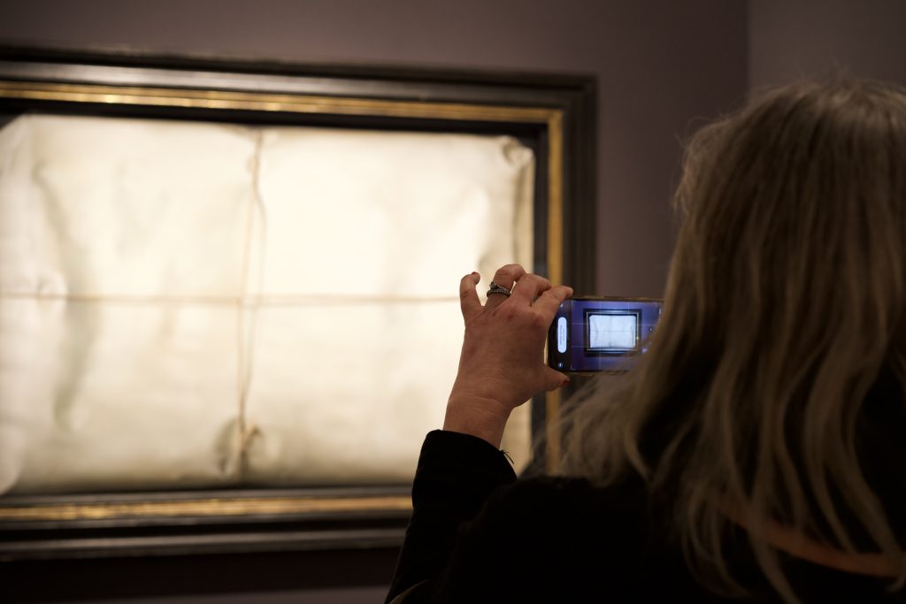 Besucherin fotografiert Kunstwerk mit Smartphone Ausstellung Kultur Event Reportage Malin Kalwa