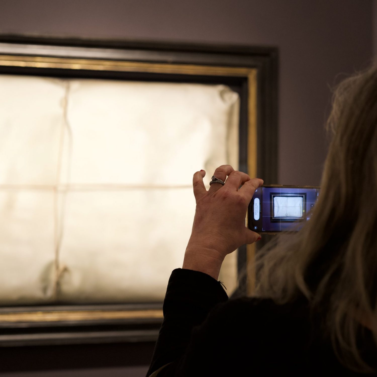 Besucherin fotografiert Kunstwerk mit Smartphone Ausstellung Kultur Event Reportage Malin Kalwa