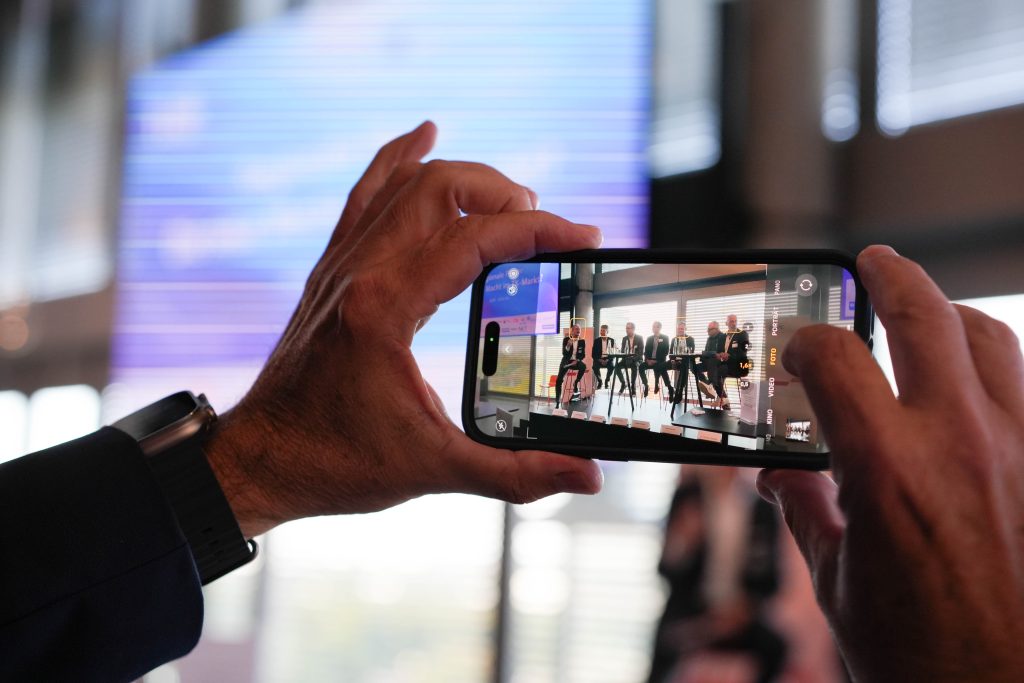 Eventfotografie Social Media Content – Handyfilm einer Konferenzgruppe in Bonn