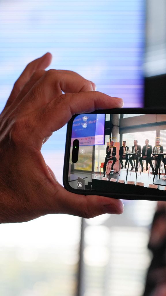 Smartphone filmt Podiumsdiskussion Telekommunikation Business Event Fotografie Düsseldorf Bonn