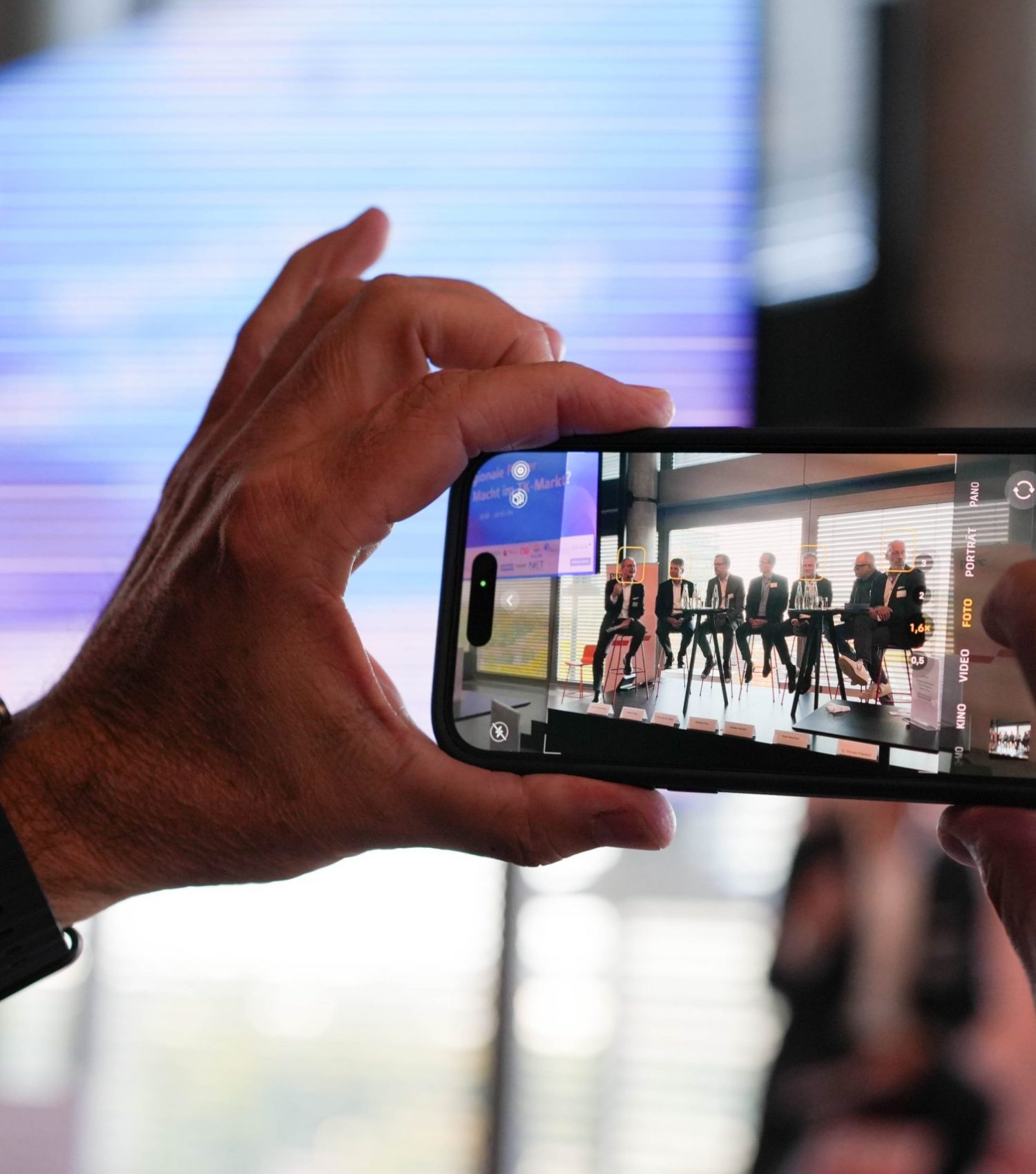 Eventfotografie Social Media Content – Handyfilm einer Konferenzgruppe in Bonn