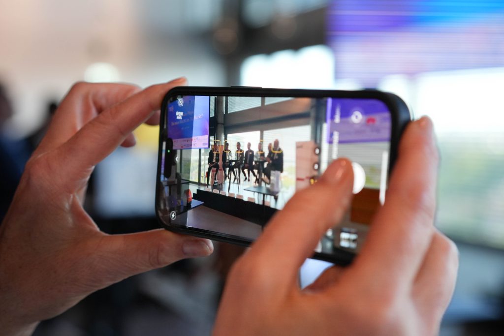 vent Reportage Fotografie Bonn – Detailaufnahme Handy bei Corporate Veranstaltung für Social Media