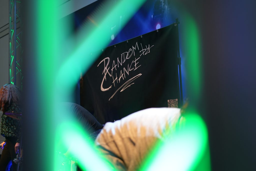 Detailaufnahme des Band-Banners "Random by Chance" | Eventfotografie in Bonn für Musiker und Firmen