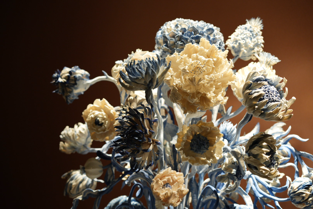 Porzellan Blumenstrauß Skulptur blau gelb in Ausstellung Kunst Reportage Bonner Fotografin Malin Kalwa