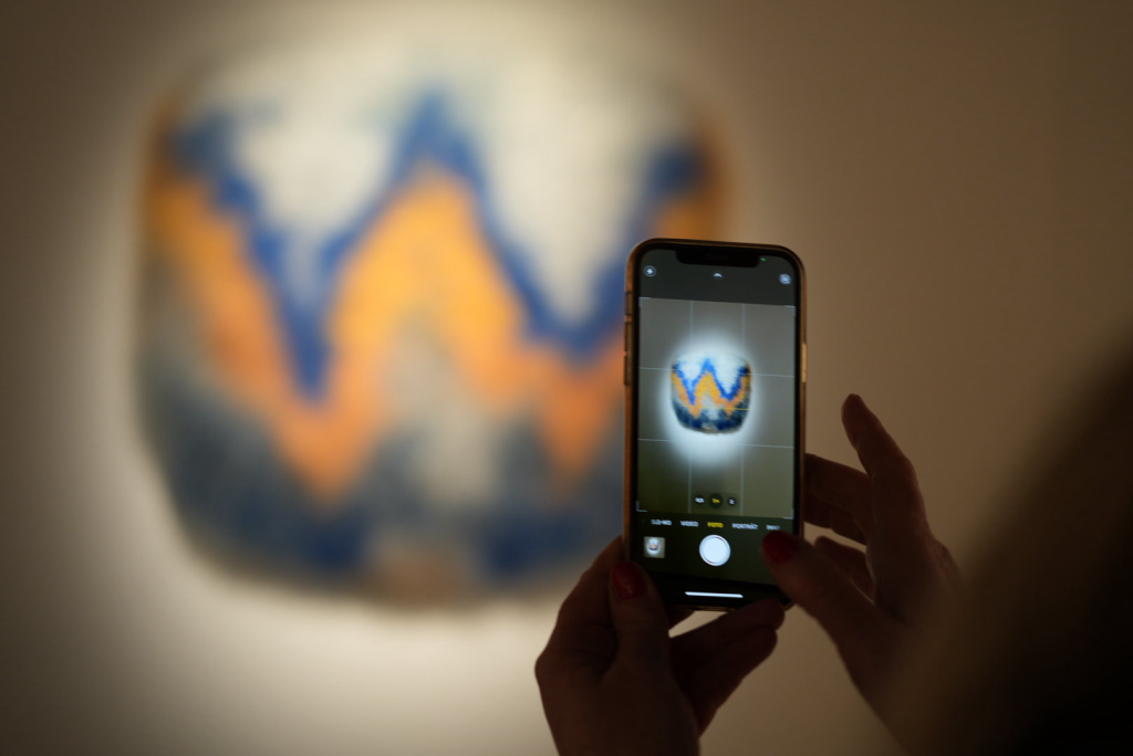 Hände fotografieren Kunstwerk mit Smartphone in Ausstellung Kultur Event Malin Kalwa Bonn