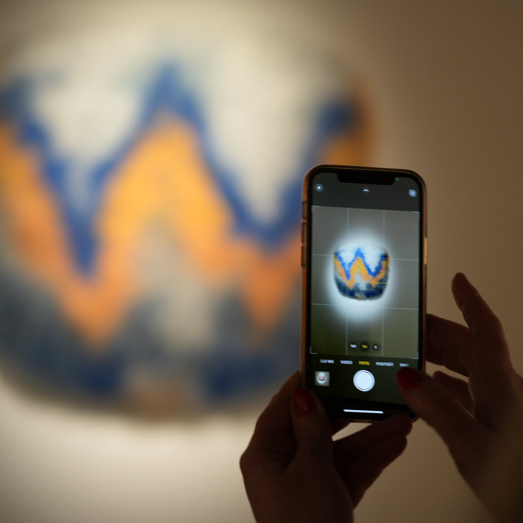 Hände fotografieren Kunstwerk mit Smartphone in Ausstellung Kultur Event Malin Kalwa Bonn