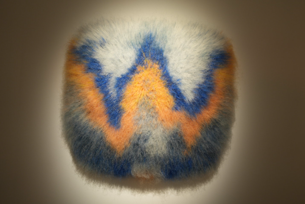 Flausche Kunstobjekt Skulptur Blau Weiß Orange in Ausstellung Kultur Event Fotografin Malin Kalw